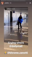 Julia Fox, "en larmes" à l'aéroport ? L'actrice interroge la véracité d'un article du Daily Mail à son sujet. Story Instagram du 14 février 2022.
