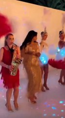 أحلام تتفاعل مع إحدى عازفات الساكسفون