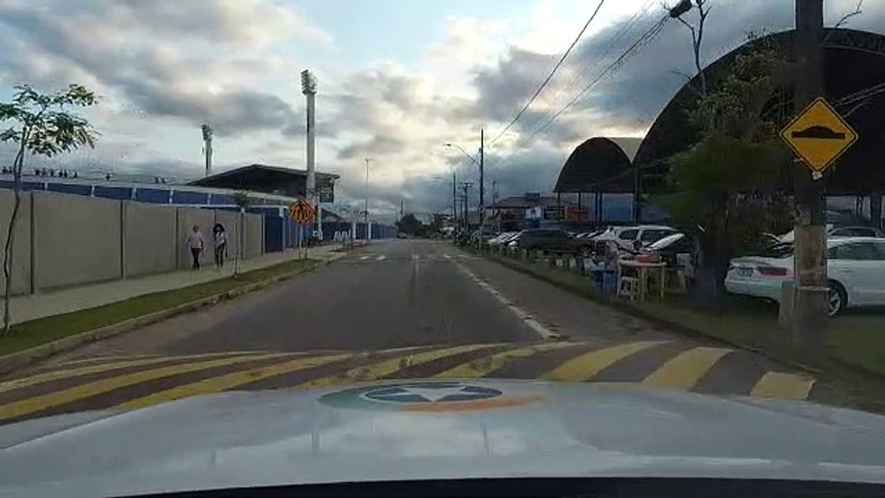 Torcida do Avaí pulou muro da Ressacada para atacar ônibus de organizada do JEC