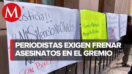 Periodistas protestan en la explanada del Congreso del Estado en SLP