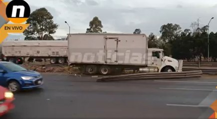 Queda camión en camellón divisorio tras llevarse valla metálica