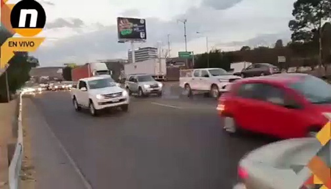Queda camión en camellón divisorio tras llevarse valla metálica