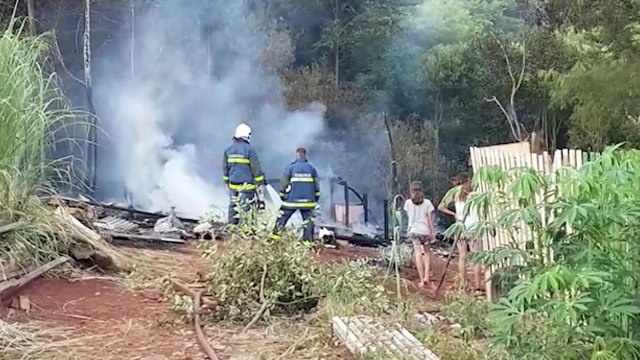 Dois caminhões ABTR foram utilizados para combater fogo em residência em Cascavel