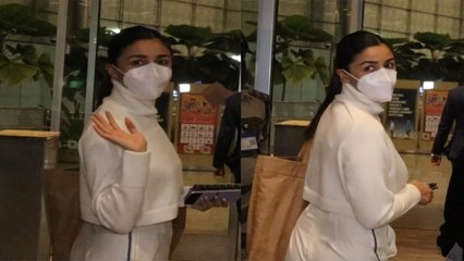 Alia Bhatt आधी रात  एयरपोर्ट पर हुईं Spot, Gangubai Kathiawadi के प्रीमियर के लिए निकलीं Berlin