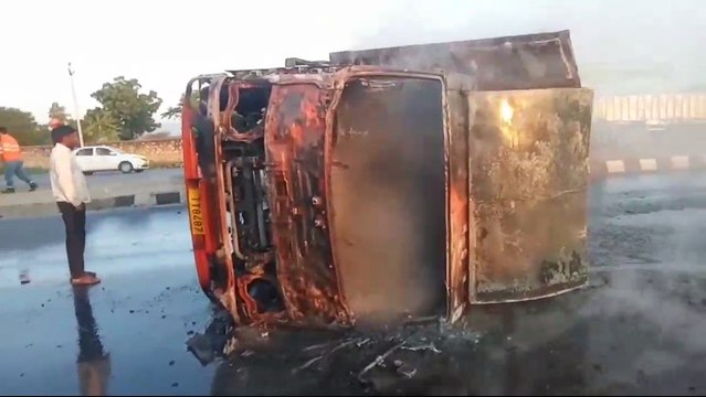 राजमार्ग पर अंसतुलित होकर पलटा पार्सल ट्रक बना आग का गोला