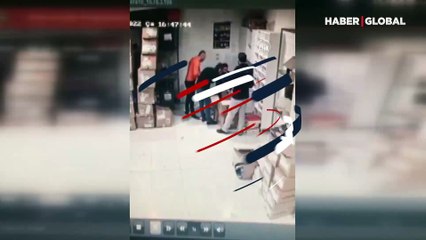 Karabük'te kolilerin çalışanların üstüne düşmesi kameralara yansıdı