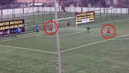 Top toplayıcı çocuk kaleye giden topu çıkardı! Hakemin kararı da en az olay kadar garip