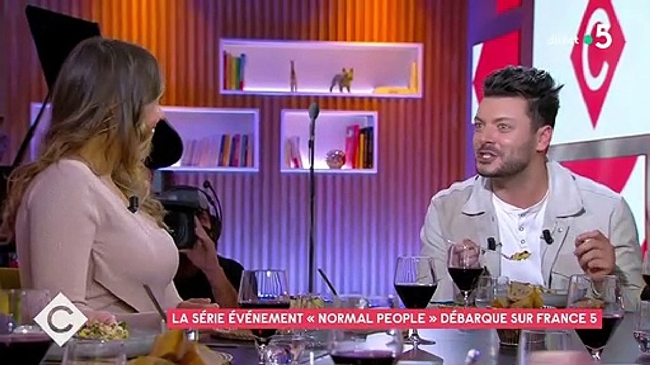 Kev Adams réprimandé par Anne-Elisabeth Lemoine et Mohamed Bouhafsi dans C à Vous