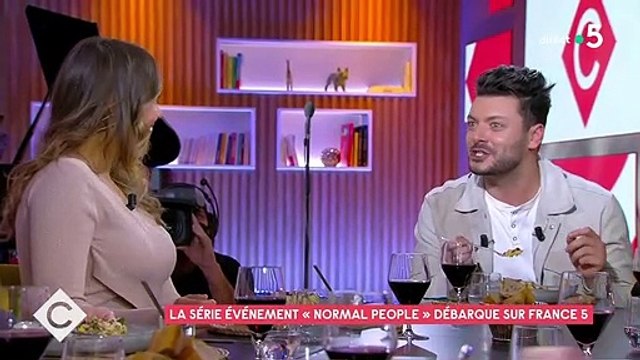 Kev Adams réprimandé par Anne-Elisabeth Lemoine et Mohamed Bouhafsi dans C à Vous
