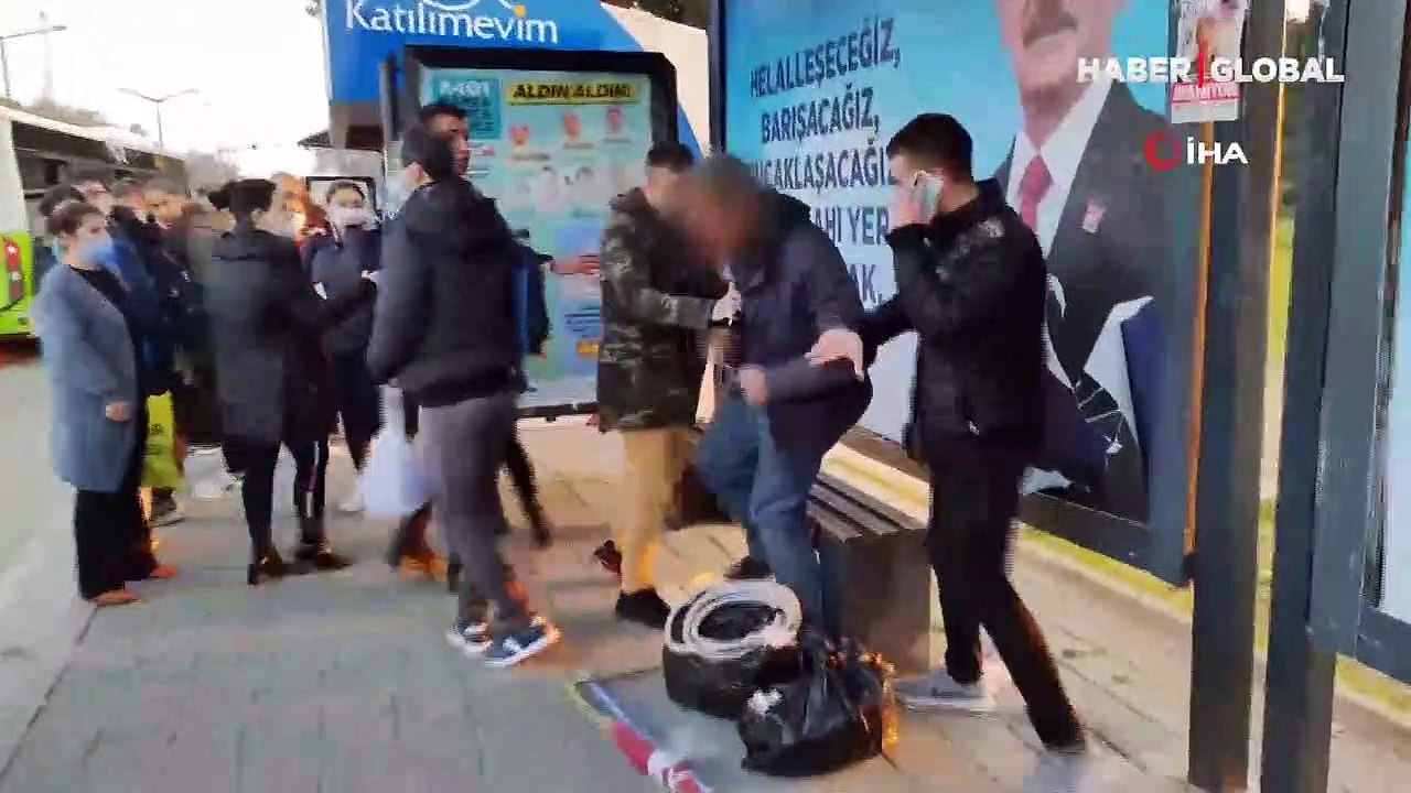 Adana'da bir kadın, kendisini taciz eden kişiyi durakta tekmeledi