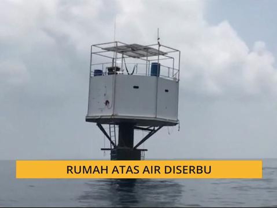 Rumah atas air diserbu