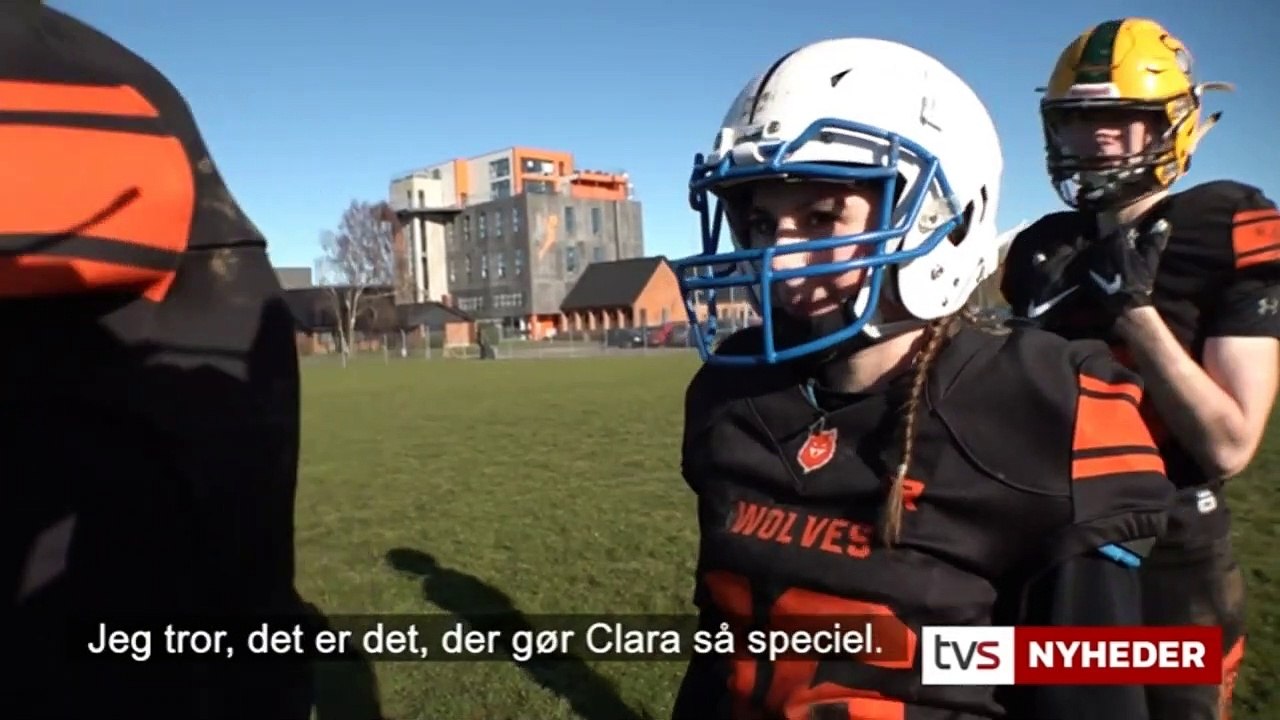Clara Adda Bernth Hedvall kan noget særligt med en amerikansk fodbold | BGI Akademiet | Hornsyld | Hedensted | 11-02-2022 | TV SYD @ TV2 Danmark