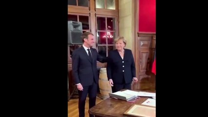Macron ve Merkel kararsız kaldı! Öpüşelim mi sarılalım mı?