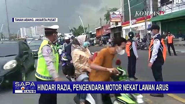 Hindari Razia, Pengendara Sepeda Motor Nekat Lompati Pembatas Jalan