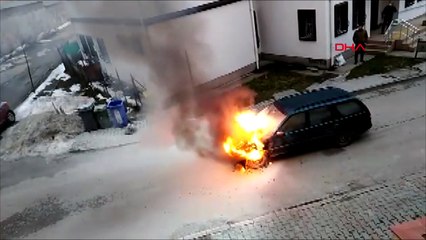 Çocuklarını okula götürmek için bindirdiği otomobil alev alev yandı