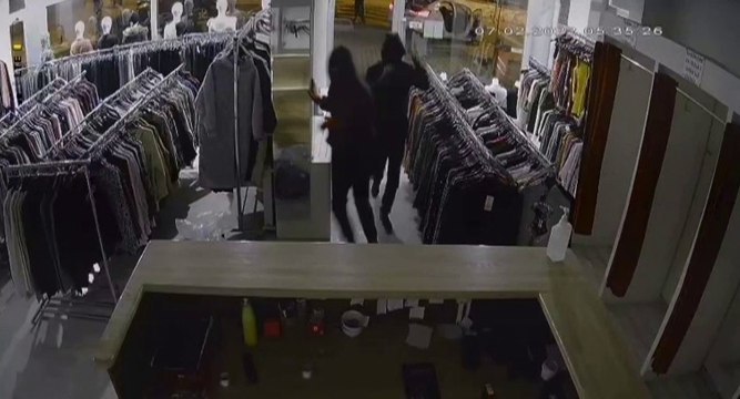 Kapıyı kaldırım taşıyla kırıp hırsızlık yaptılar: O anlar kamerada
