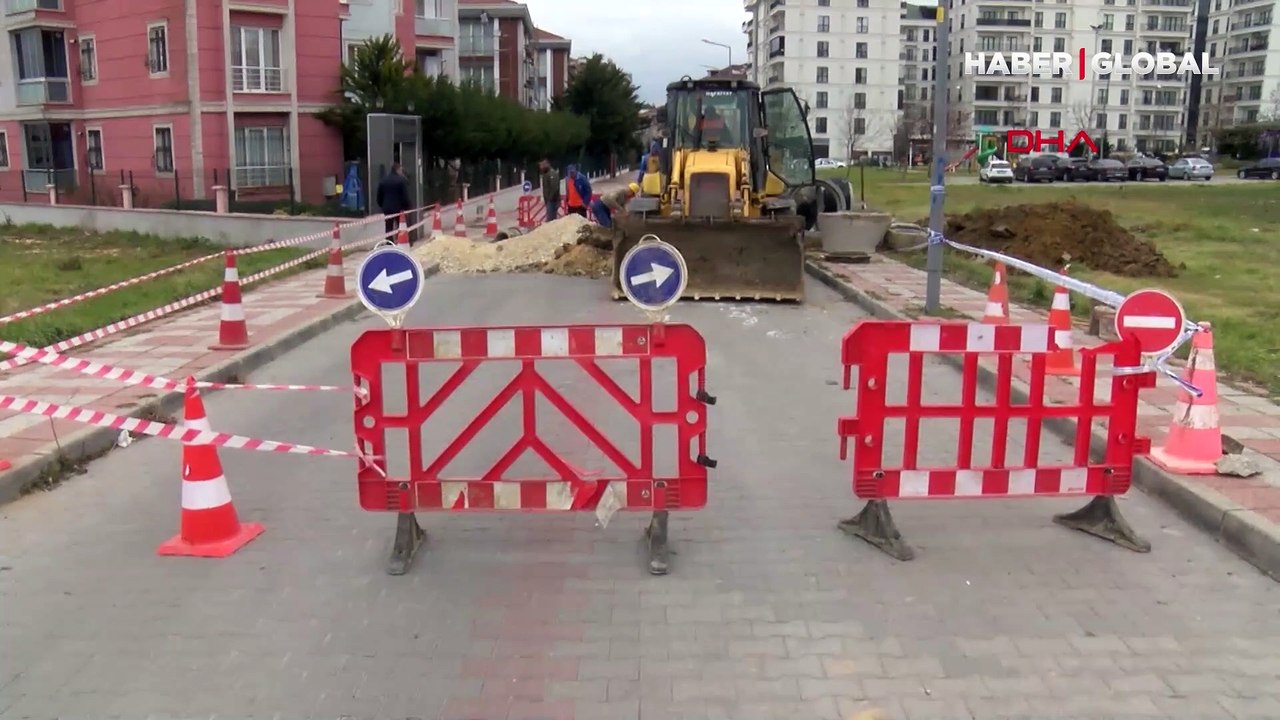 İstanbul Büyükçekmece'de yol çöktü, 5 yaşındaki çocuk içine düştü! Mahalle sakini: Allah'tan su yokmuş içinde