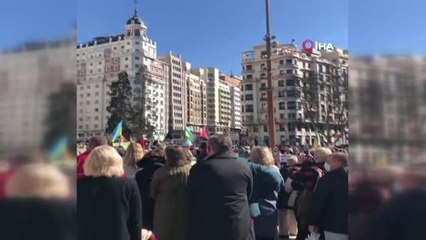 İspanya'daki Ukraynalılar Rusya'yı protesto etti