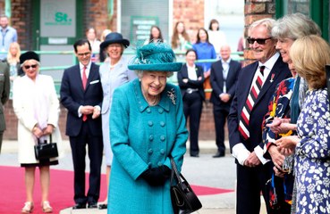 下载视频: La reina Isabel II solo está experimentando síntomas leves tras dar positivo en coronavirus