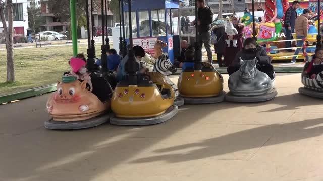 Hava sıcaklığı mevsim normallerinin üstüne çıktı, Uşaklı vatandaşlar parklara akın etti