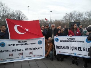 AŞI ZORUNLULUĞUNA KARŞI OLANLARDAN BALONLU EYLEM