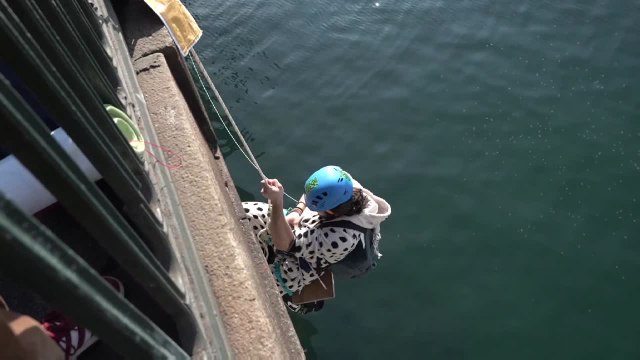 Clima, Torino: attivisti Extinction Rebellion si calano dai ponti