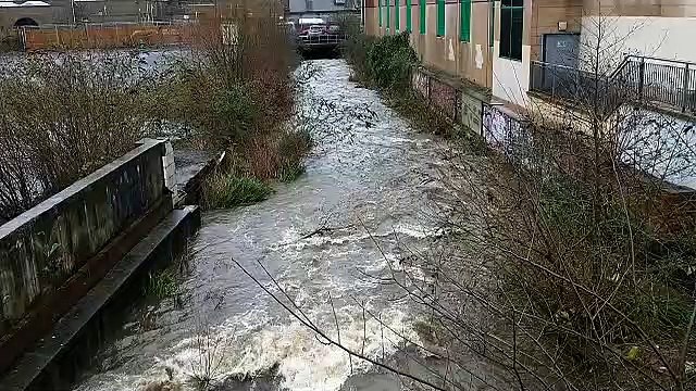 Sheffield flooding: Water continues to rise at River Don near Meadowhall