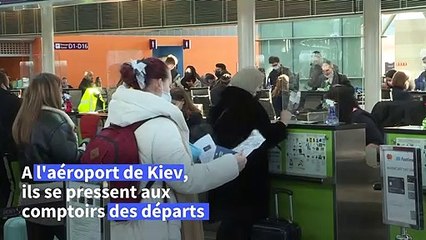 A l'aéroport de Kiev, certains touristes et locaux quittent l'Ukraine