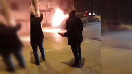 Park halindeki otomobil ve seyir halindeki kamyon alev alev yandı