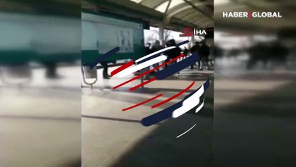 Bursa'da metro durağında iki grubun yumruklu kavgası kamerada