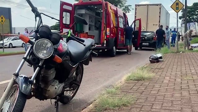 Jovens ficam feridos após colisão de trânsito na Avenida Rocha Pombo, em Cascavel