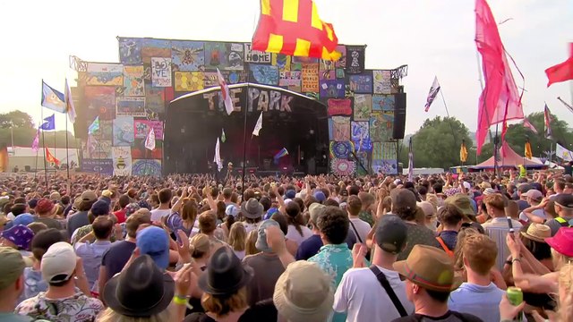 Foals chante son tube My Number en live à Glastonbury