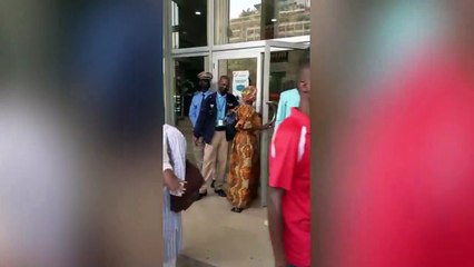 Sit in des travailleurs de CBAO Groupe Attijariwafa banque devant leur siège