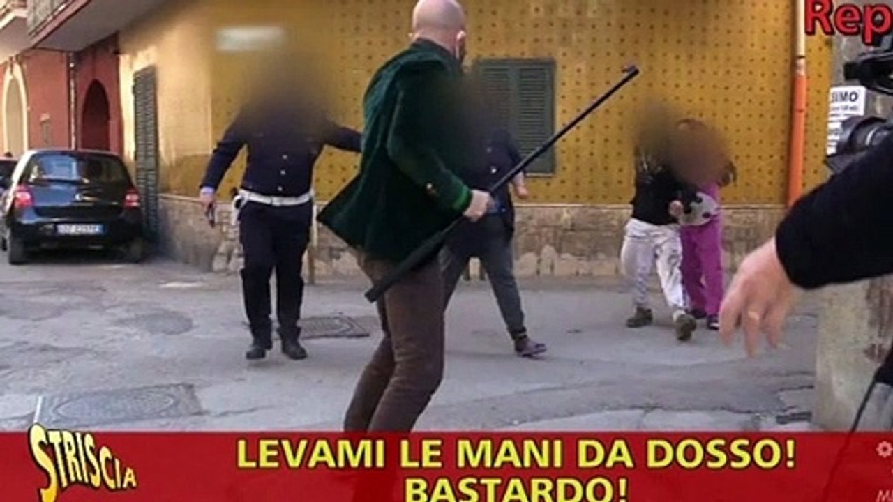 Aggredito Luca Abete, l'inviato di Striscia la notizia era a Caivano per un servizio