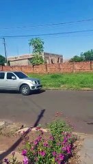 Condutor de caminhonete em fuga da PM colide em Biz e motociclista fica ferida