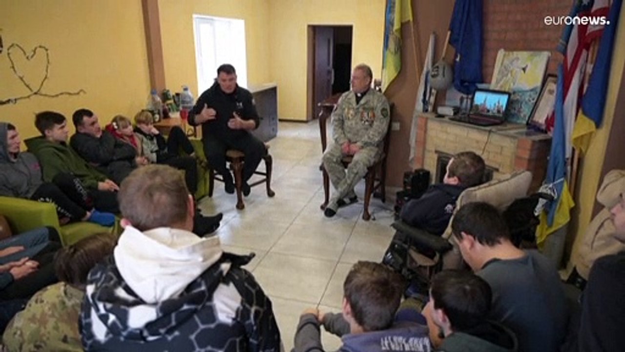 شاهد: مراهقون أوكرانيون يحفرون خنادق تحسبا لغزو روسي محتمل