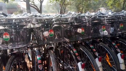 स्कूल का सफर हुआ आसान, बेटियों को मिलने लगी है साइकिल