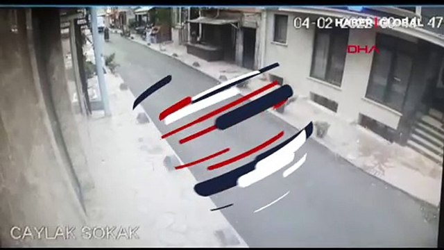 Beyoğlu'nda 70 yaşındaki kadın geri geri giden minibüsün altında kaldı