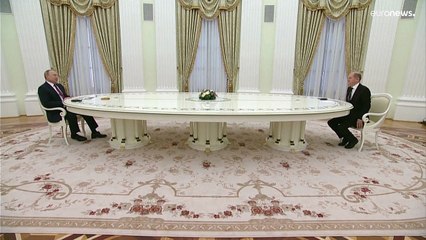 بين سيناريو الخوف أوالعزلة.. طاولة بوتين تحت أضواء الأزمة الأوكرانية