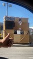 Hombre construyó una ‘casa de cartón’ de dos pisos para vivir en pleno centro de la ciudad de los Ángeles