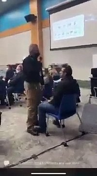 Por negarse a usar tapabocas, padre de familia en EE. UU. fue sacado de una reunión escolar