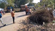 Accident: तेज गति में लहराता हुआ आया ट्रक, मंदिर में जा भिड़ा