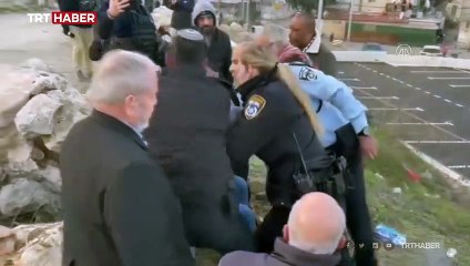 İsrail polisi yürüme engelli aktivisti tartakladı