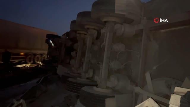 Portakal yüklü tır devrildi, kasalar dolusu portakal yola saçıldı