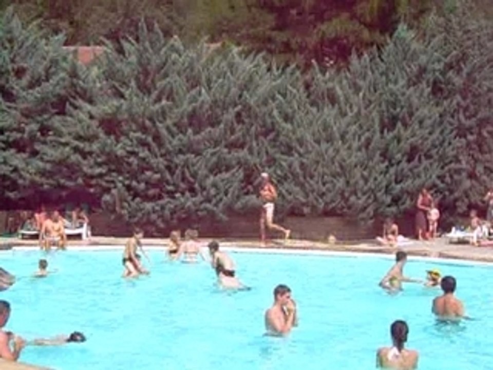 21 Tour de la piscine en string pour les 23ans de thomy