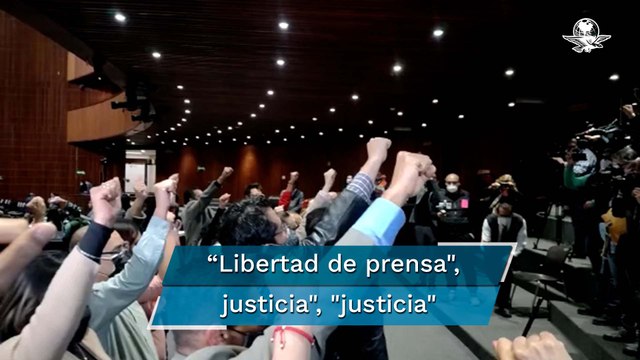 ”¡Nos queremos vivos! : periodistas interrumpen sesión en San Lázaro para exigir libertad de prensa