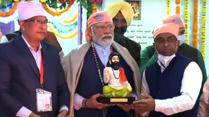 Скачать видео: PM Modi reaches Delhi's Ravidas temple, presented an idol