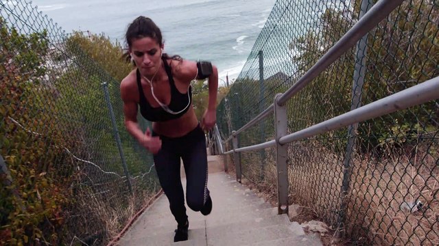 Cara Melakukan Gerakan Olahraga Naik Turun Tangga yang Baik dan Benar