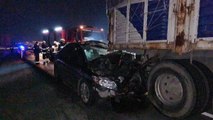 Arkadan çarptığı kamyona saplanan otomobil 65 metre sürüklendi! Sürücü ağır yaralandı