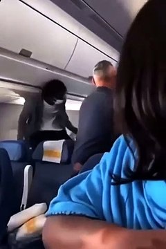 Les images de la violente bagarre qui a éclaté vendredi au cours d'un vol Paris-Cayenne de la compagnie Air Caraïbes : Deux passagers ont été condamnés à un an de prison